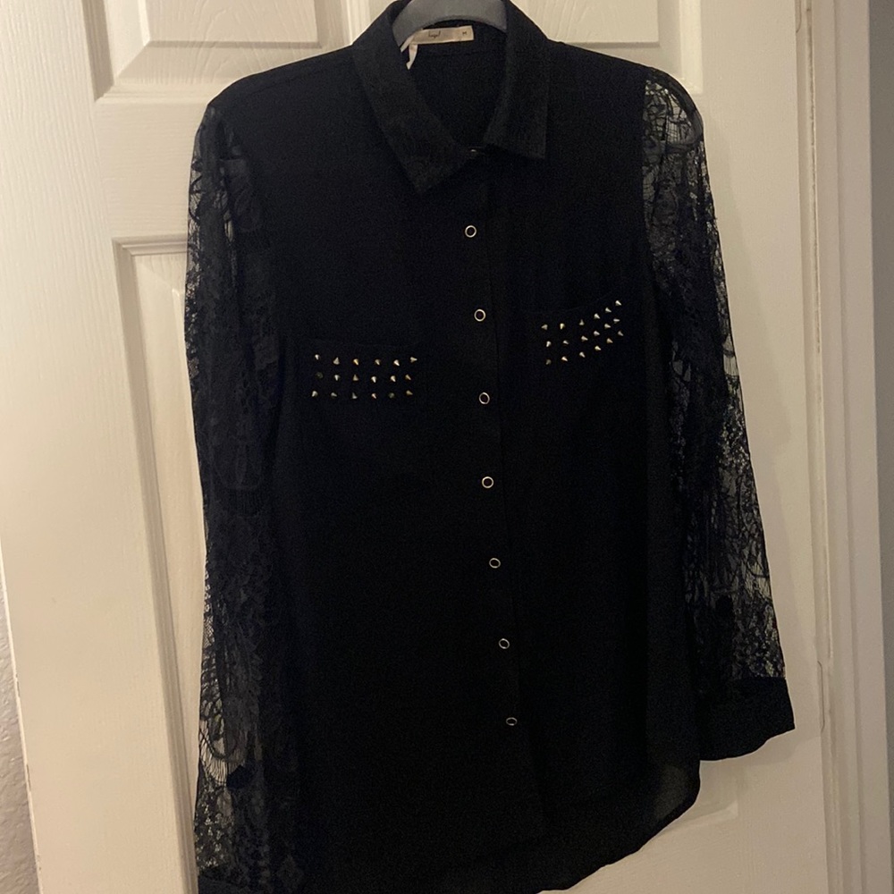 Beautiful blouse , elegant design and details ! Great condition!